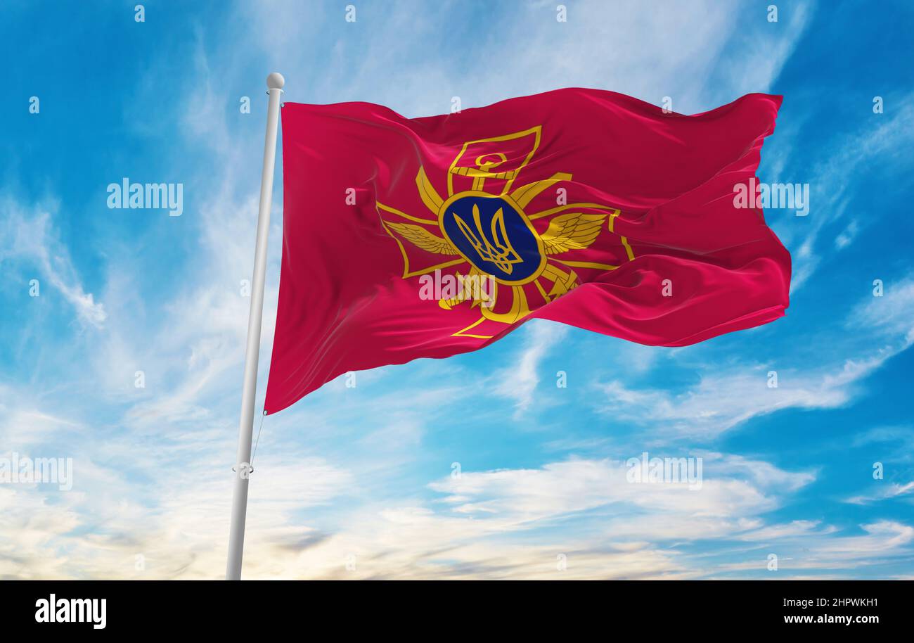 Drapeau de l'état-major général des forces armées ukrainiennes , Ukraine à ciel nuageux sur fond de coucher de soleil, vue panoramique. Concept ukrainien de voyage et de patriote Banque D'Images