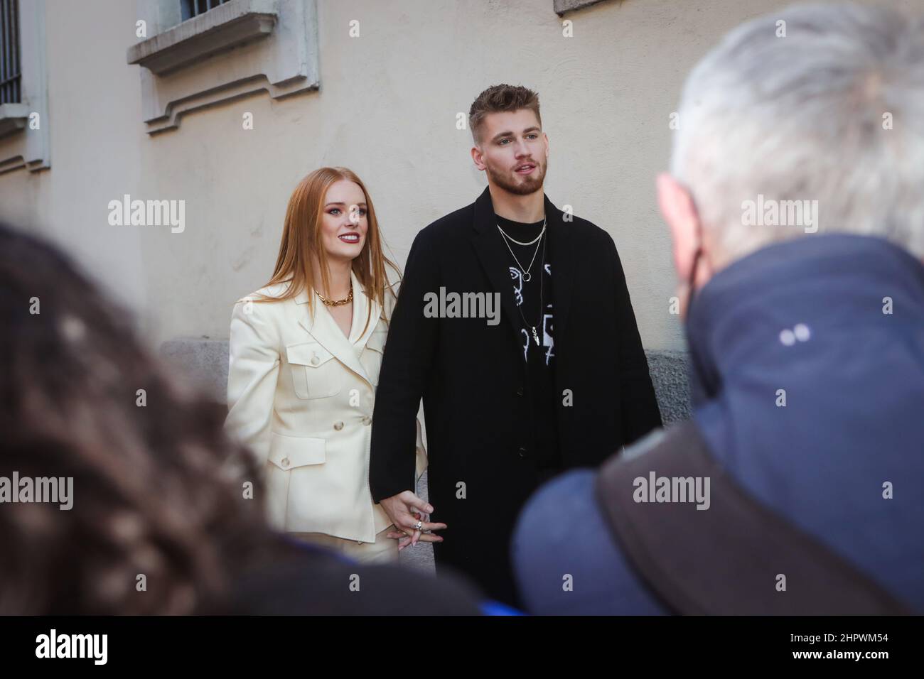 Abigail Cowen Et Danny Griffin En Couple Abigail Cowen et Danny Griffin arrivent au défilé de mode Alberta Ferretti  pendant la semaine de la mode de Milan automne/hiver 2022/2023 le 23  février 2022 à Milan, Italie. (Photo de Mairo