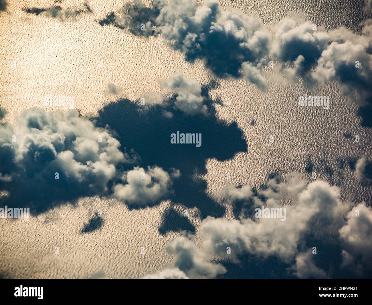 Formation de nuages sur la mer, vue aérienne, Italie Banque D'Images