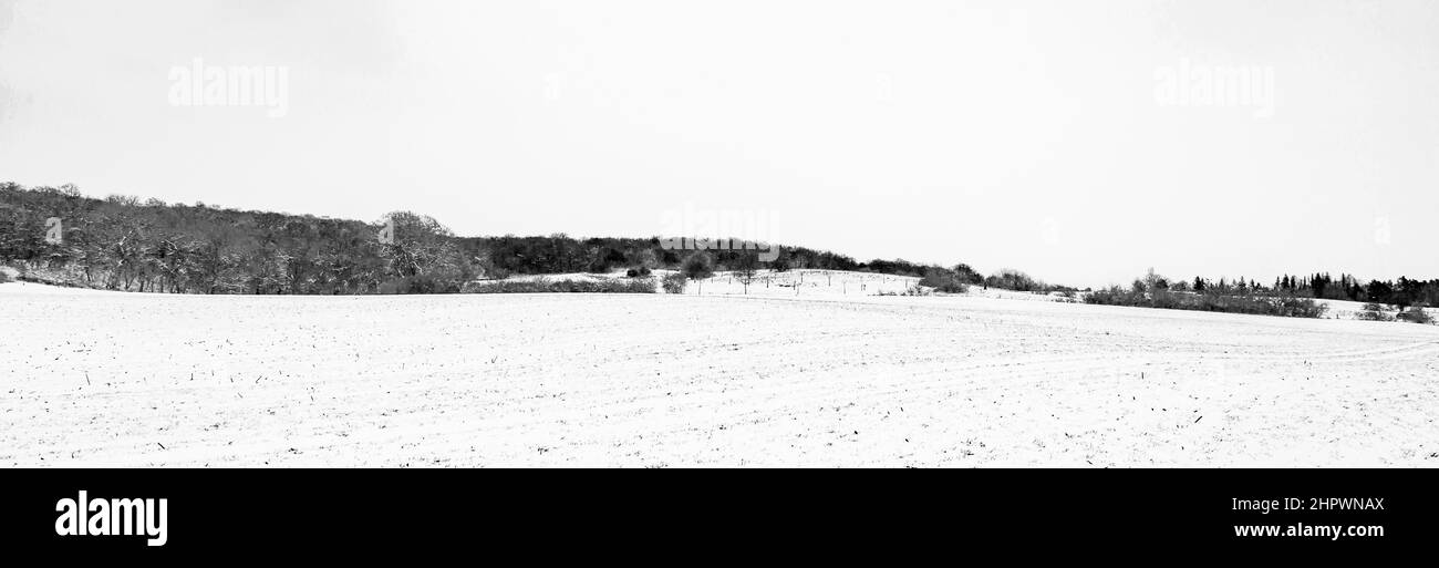 Paysage blanc rural en Bad Frankenhausen dans la neige Banque D'Images