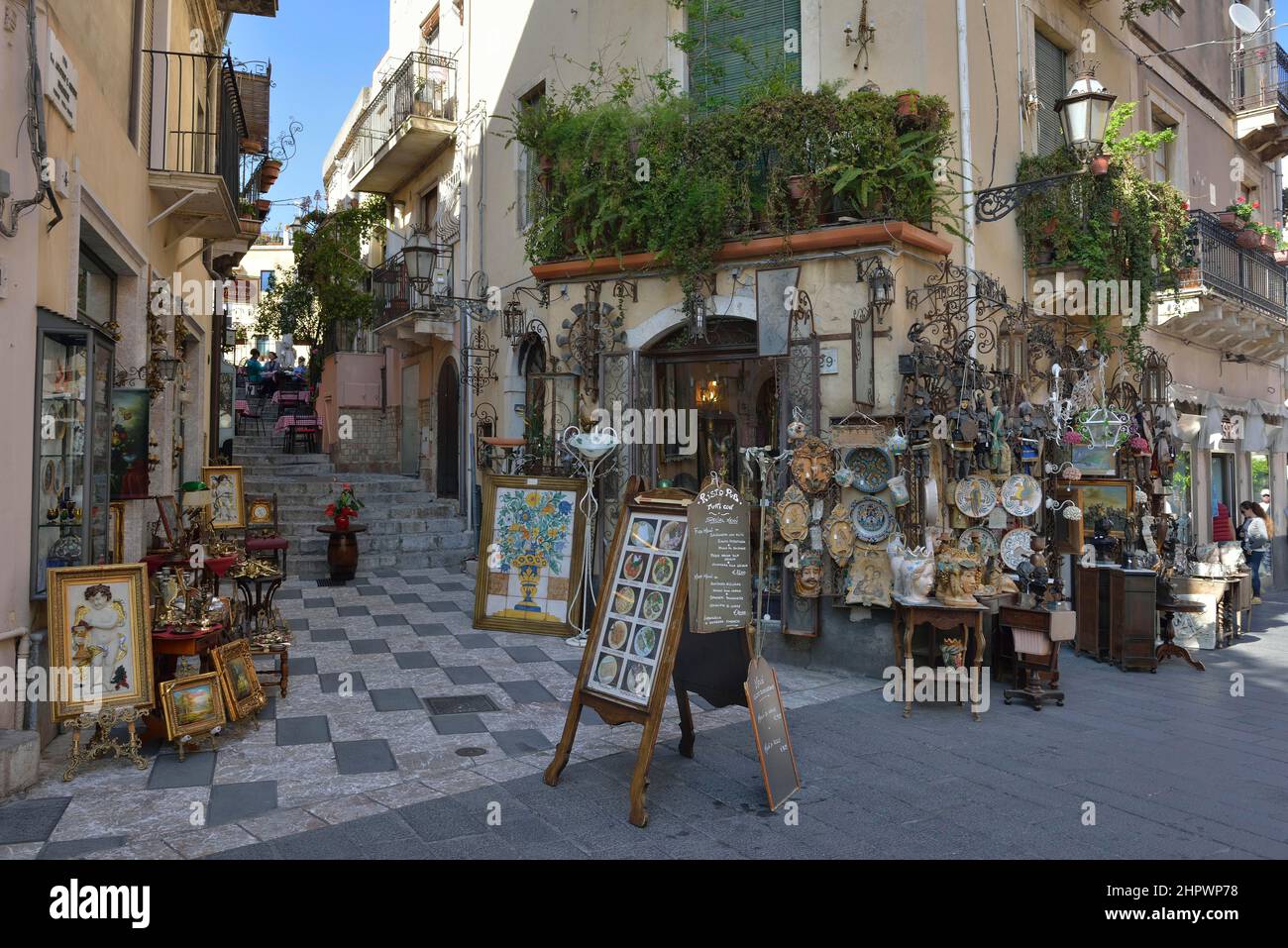 Corso umberto, allée avec boutiques de souvenirs, Taormina, Sicile, Italie Banque D'Images