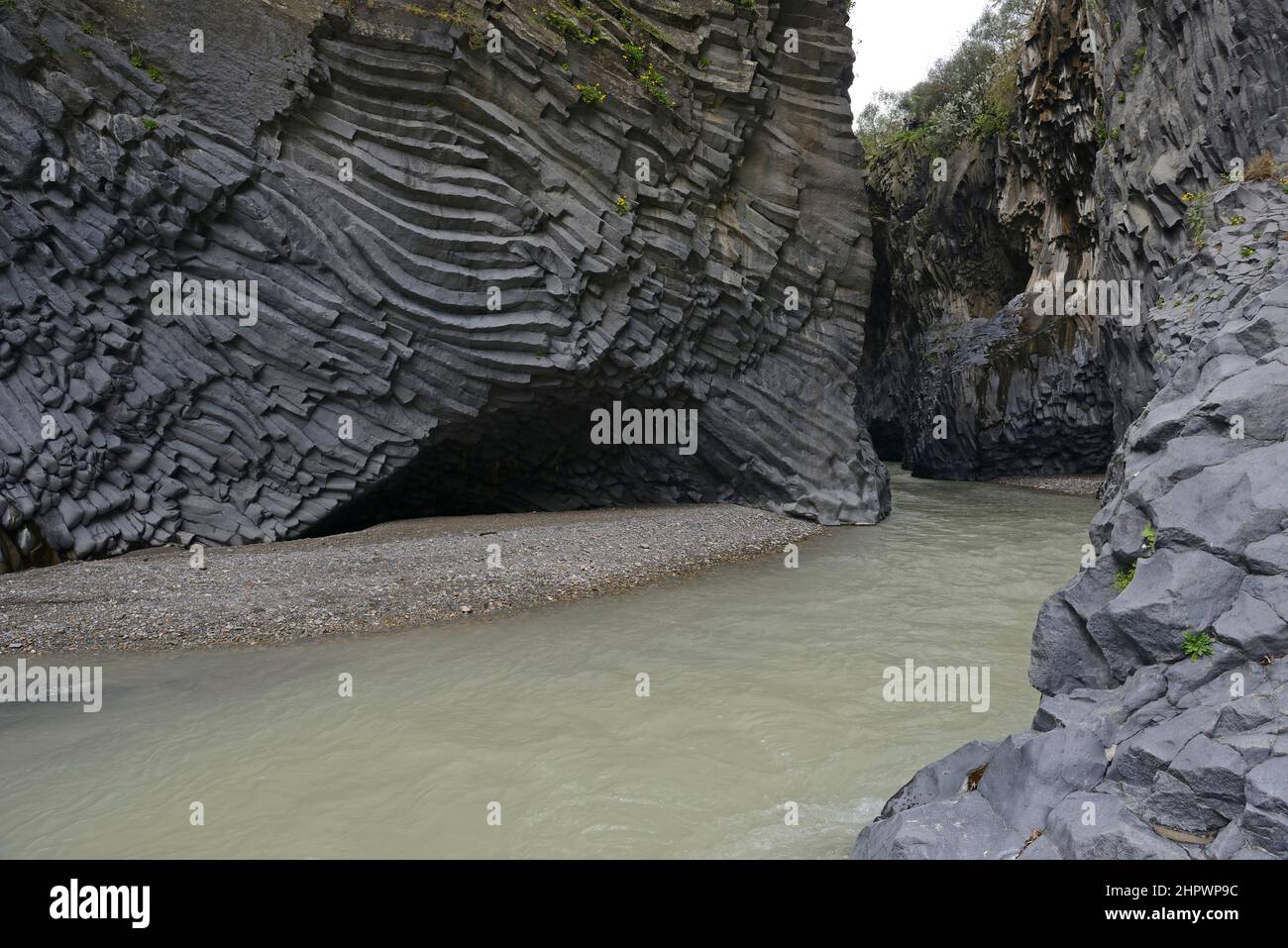 Roche de lave dans le Gole dell Alcantara, Parco fluviale dell Alcantara, Sicile, Italie Banque D'Images
