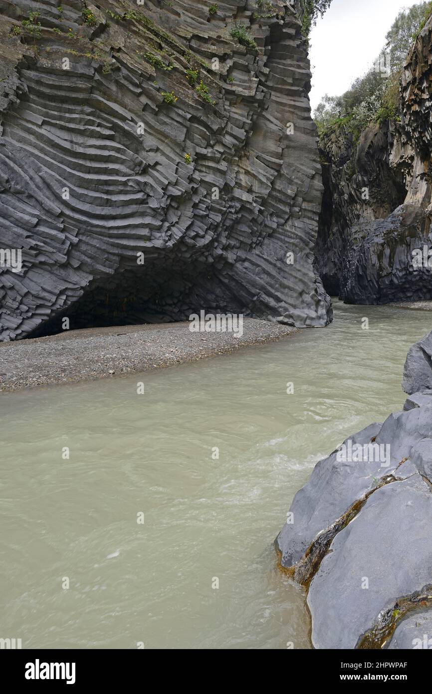 Roche de lave dans le Gole dell Alcantara, Parco fluviale dell Alcantara, Sicile, Italie Banque D'Images