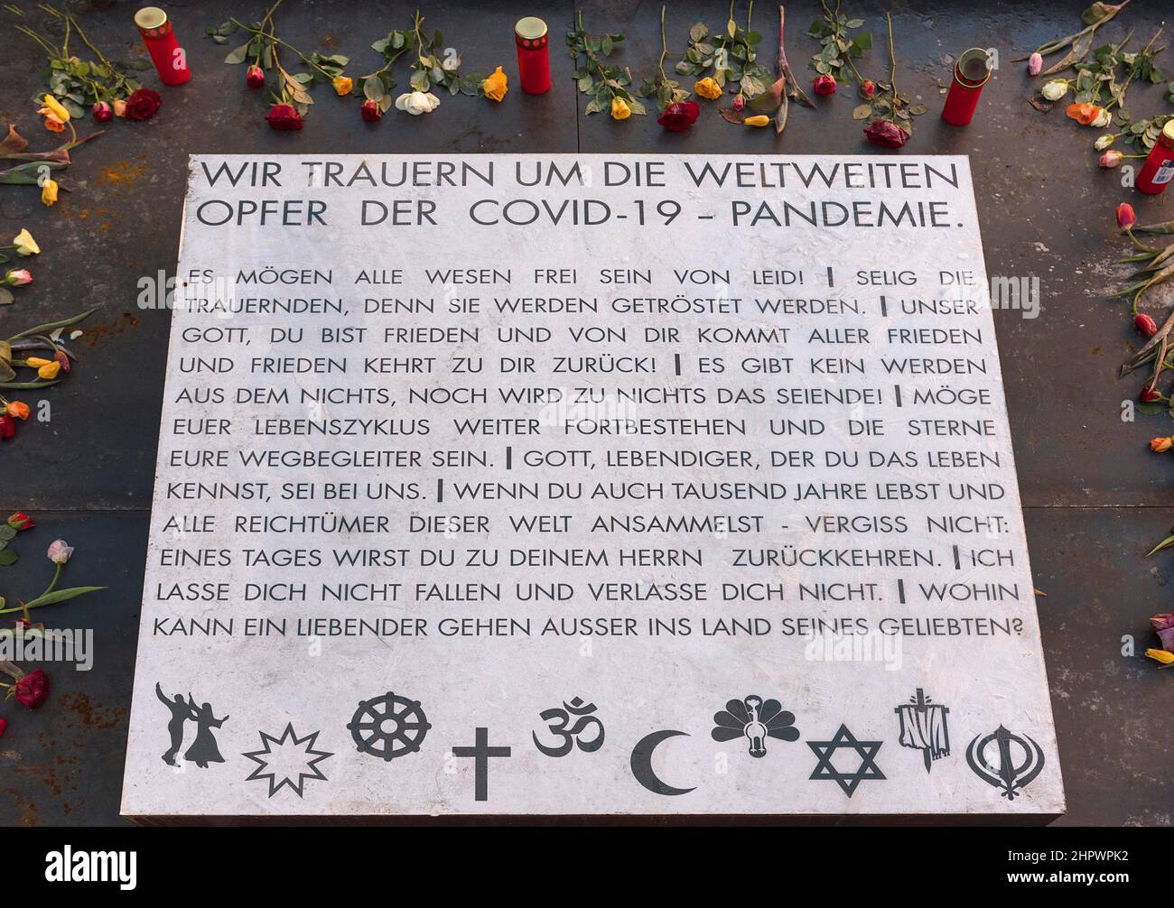 Plaque commémorative pour les victimes de Covid-19 dans le monde, 2020, Nuremberg, moyenne-Franconie, Bavière, Allemagne Banque D'Images