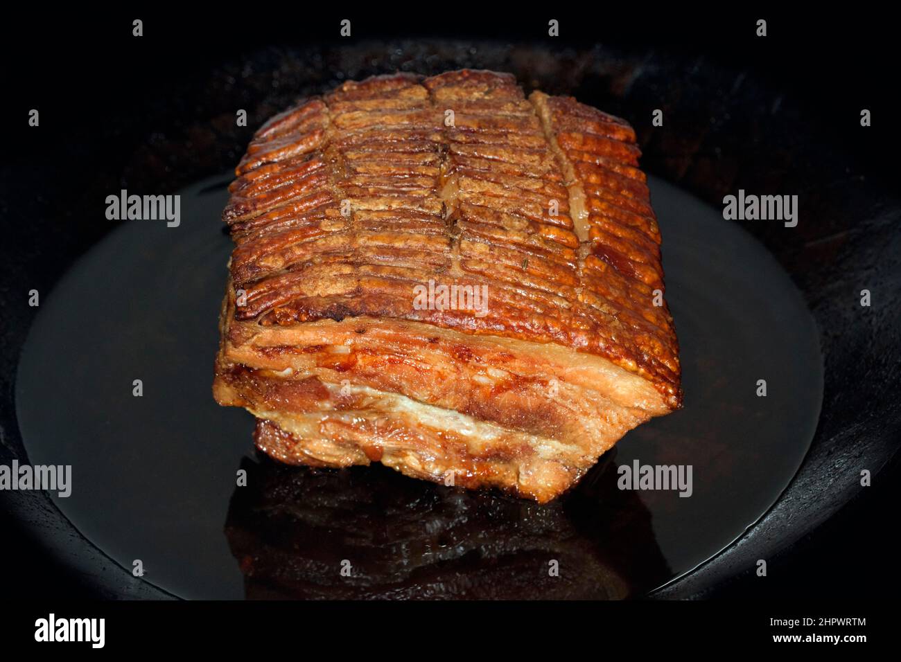 Le ventre de porc rôti croustillant est dans une poêle en fer Banque D'Images