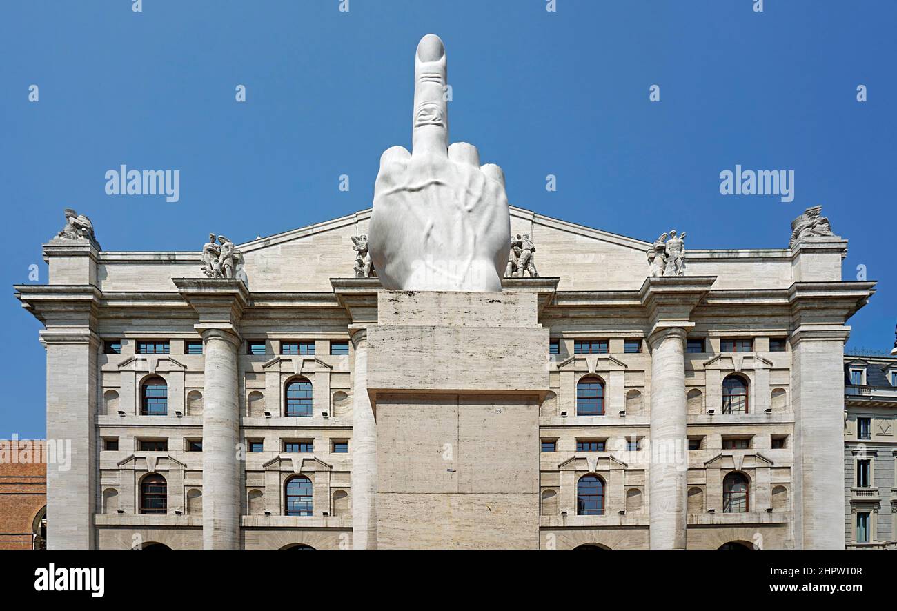 Il Dito, main tendue du milieu, main en marbre de Maurizio Cattelan, devant le Palazzo Mezzanotte, Piazza Affari, Milan, Lombardie, Italie Banque D'Images