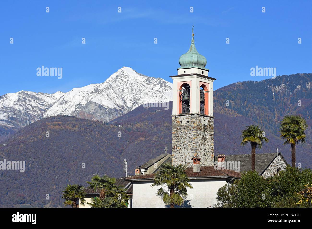 Tour d'église de l'église Pierre et Paul ou Chiesa dei SS Pietro e Paolo, à la distance enneigée du pic de Vogorno ou Pizzo di Vogorno, Vira, Lac Banque D'Images