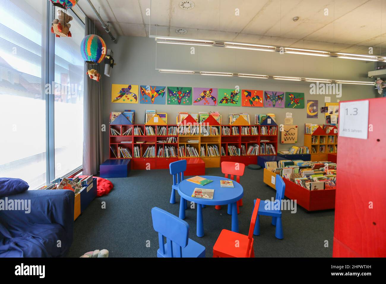 Bibliothèque de la ville, département des enfants, espace pour les enfants, meubles colorés, livres d'images, Ulm, Bade-Wurtemberg, Allemagne Banque D'Images