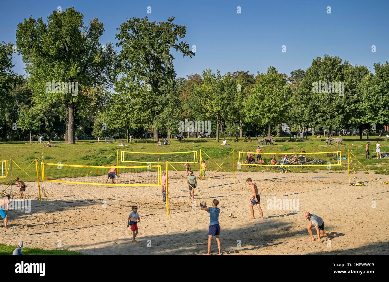 Terrains de Beach-volley, Volkspark Friedrichshain, Friedrichshain-Kreuzberg, Berlin, Allemagne Banque D'Images