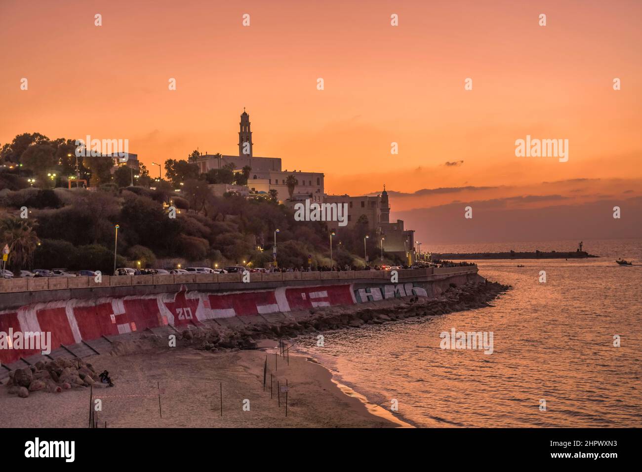 Plage, vue sur la ville de Jaffa avec l'église Saint-Pierre, tel Aviv, Israël Banque D'Images