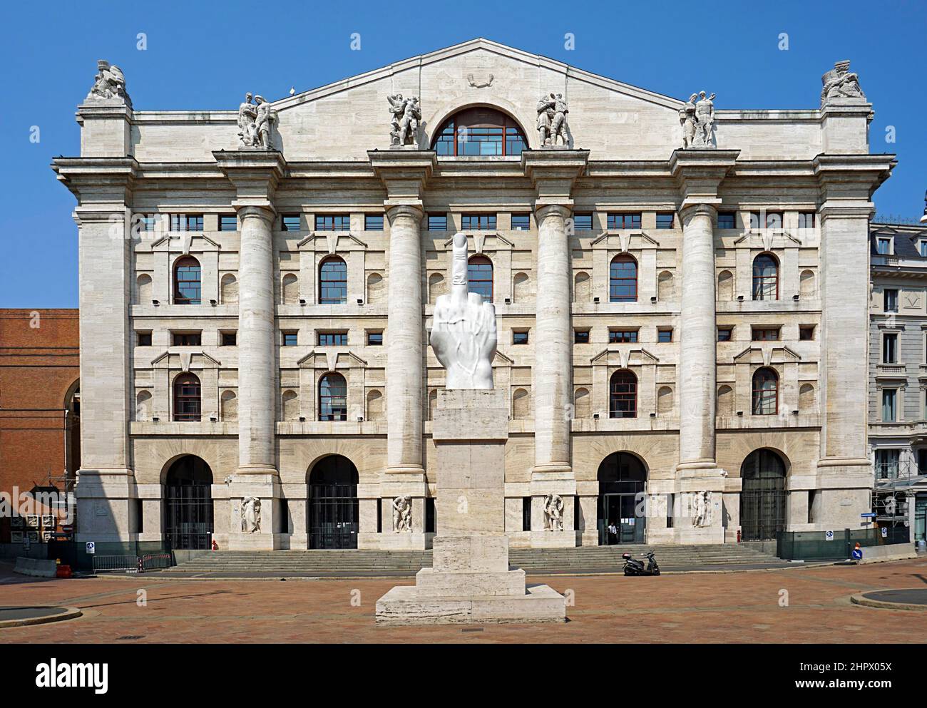 Il Dito, main tendue du milieu, main en marbre de Maurizio Cattelan, devant le Palazzo Mezzanotte, Piazza Affari, Milan, Lombardie, Italie Banque D'Images