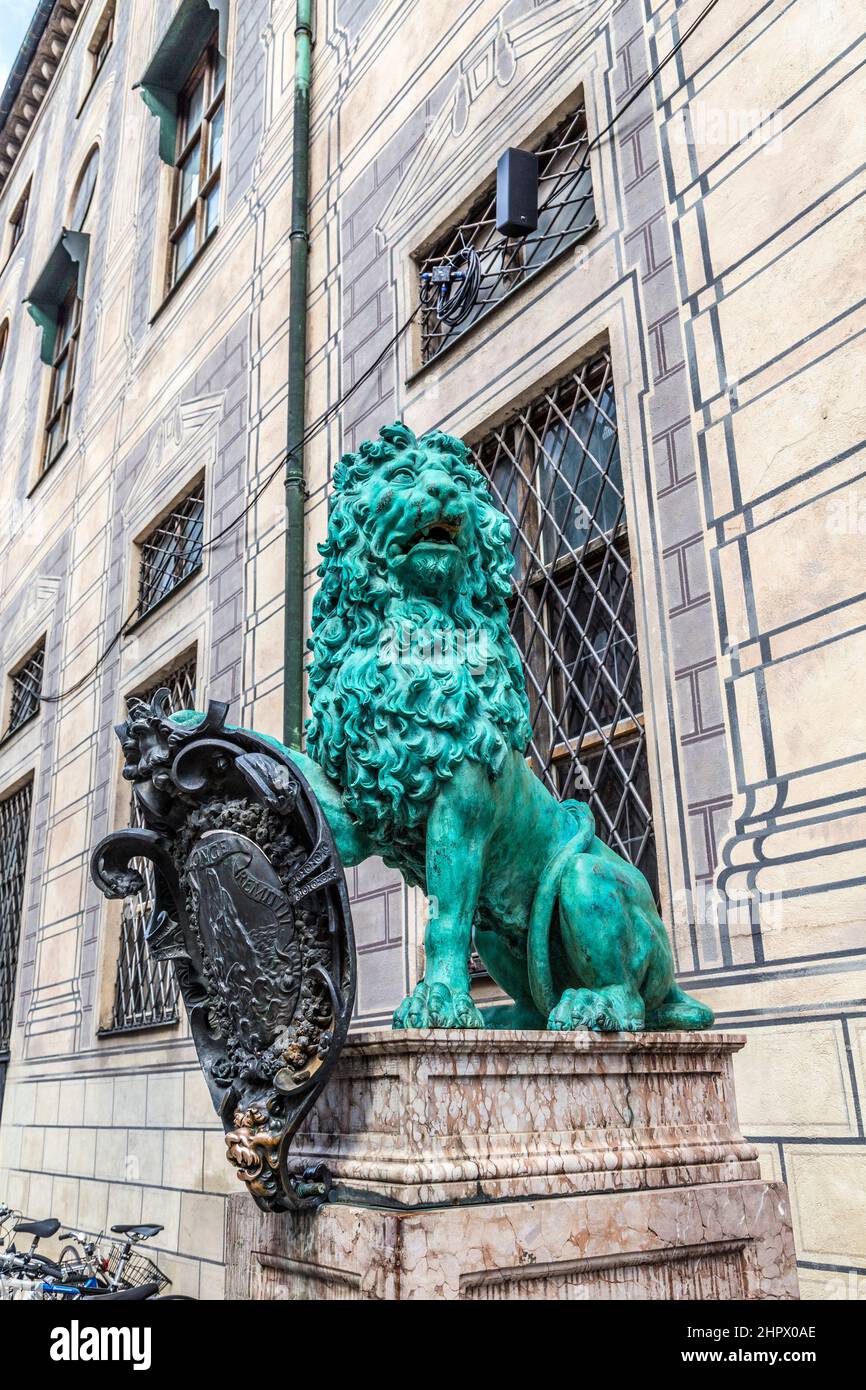 Statue de lion bavarois en face de résidence palace à odeonsplatz, vieille ville de Munich. Focus sélectif. Banque D'Images