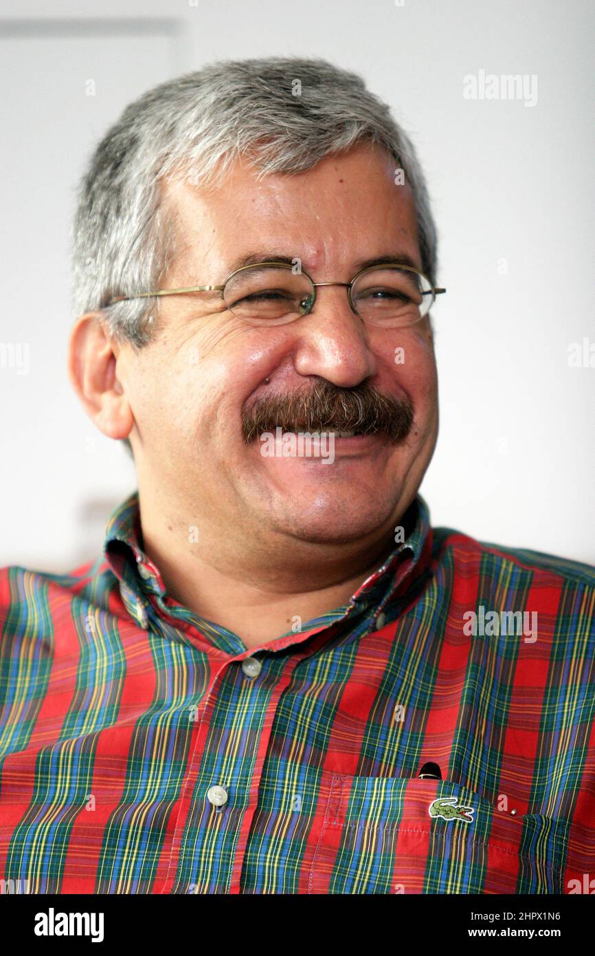 ISTANBUL, TURQUIE - JUILLET 13 : portrait d'Ufuk Uras, politicien turc et socialiste libertaire, le 13 juillet 2008, Istanbul, Turquie. Il est le premier candidat indépendant socialiste élu au Parlement turc. Banque D'Images