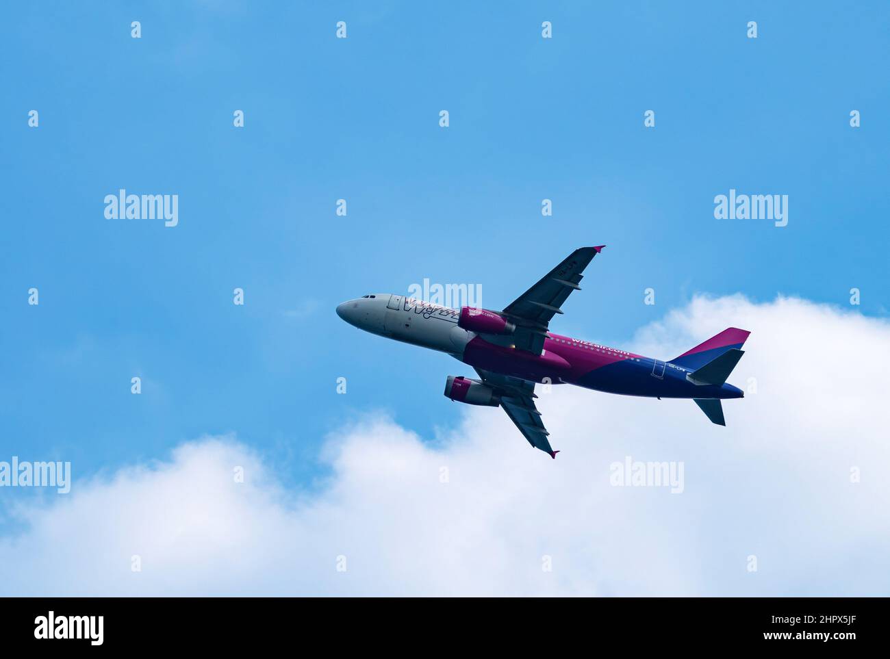 Wizz Air Airbus A320-232 avec enregistrement HA-LPM dans le ciel bleu. Banque D'Images