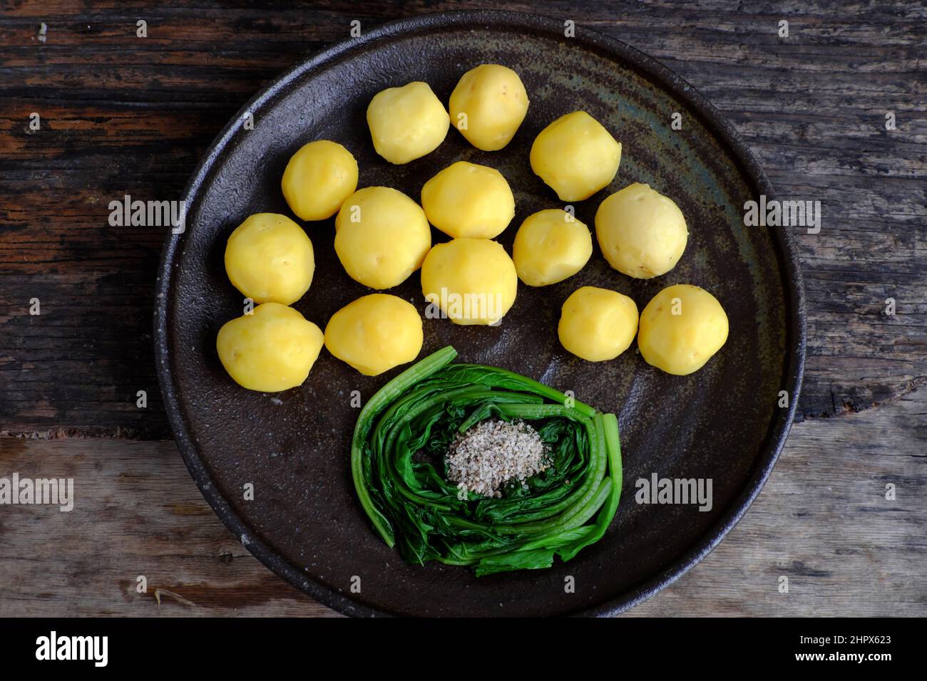 Assiette de pommes de terre bouillies avec vue sur le dessus pour un repas végétalien rapide, une nourriture saine et riche en amidon Banque D'Images