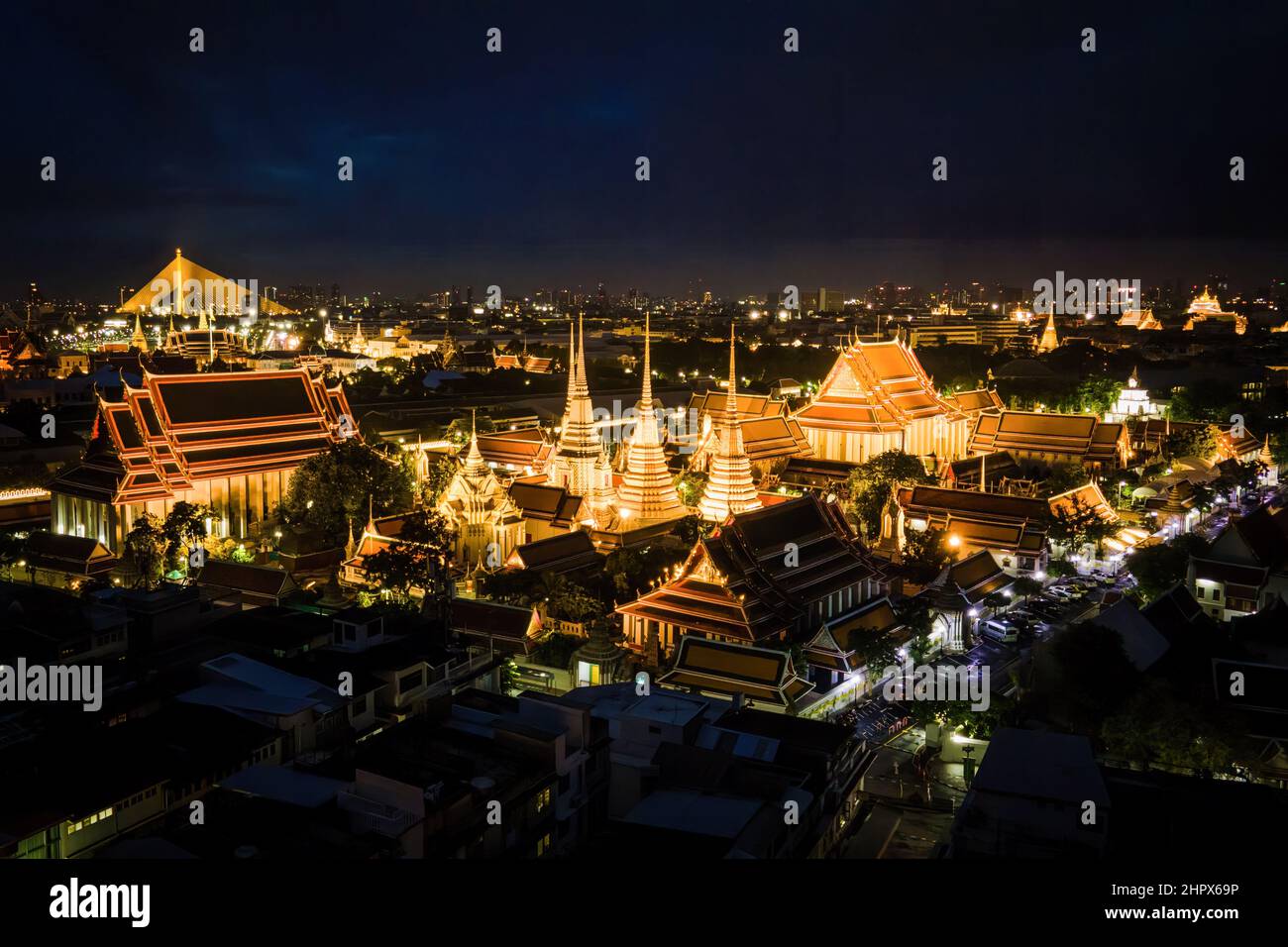 (NOTE DE LA RÉDACTION : image prise avec un drone)vue aérienne du Grand Palais de Bangkok. Deux des plus célèbres sites du patrimoine culturel et attractions touristiques de Thaïlande, Wat Arun (Temple de l'Aube) et le Grand Palais, sont illuminés la nuit le long de la rivière Chao Praya à Bangkok. Le Gouvernement thaïlandais a récemment annoncé un renforcement des conditions d'entrée pour les touristes internationaux en Thaïlande dans le contexte d'une poussée de la variante Omicron de la COVID-19 dans tout le pays, avec des cas de plus de 20 000 infections signalées par jour. (Photo de Matt Hunt/SOPA Images/Sipa USA) Banque D'Images