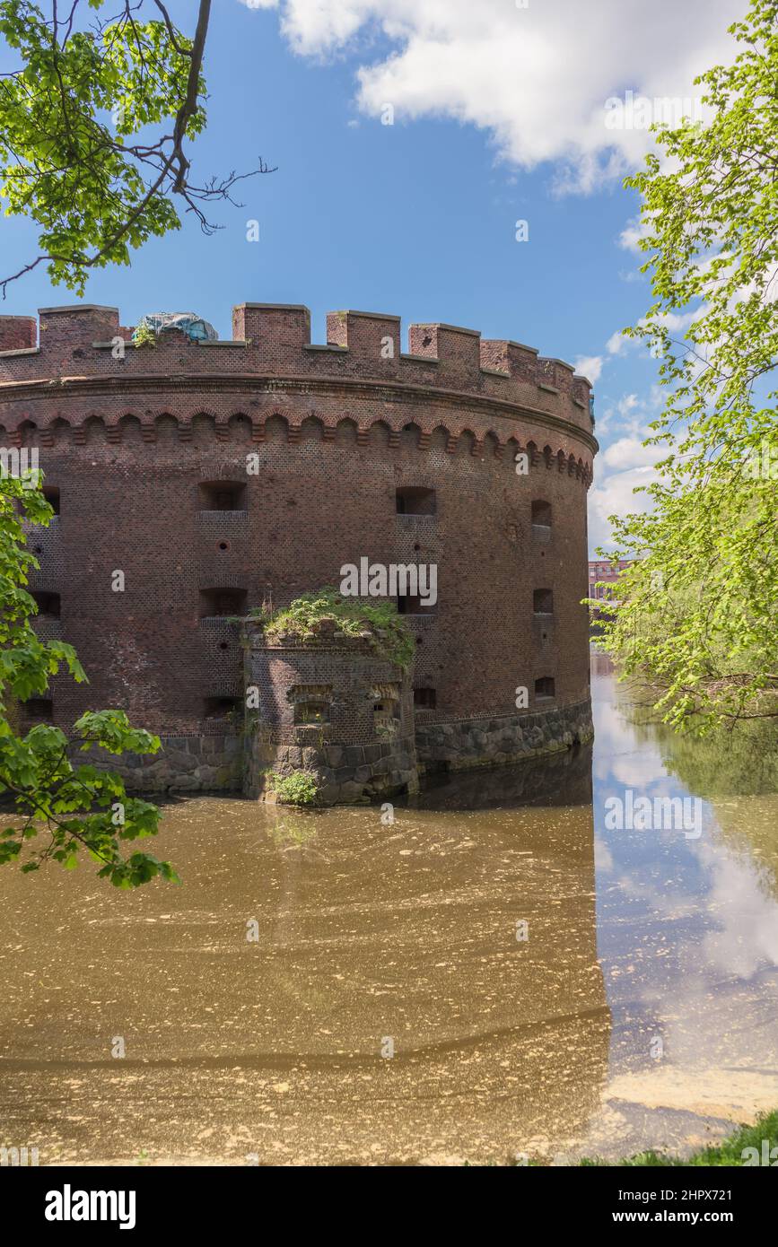 Façade de Der Wrangel ancien conduit à Kaliningrad par beau temps avec petit étang Banque D'Images