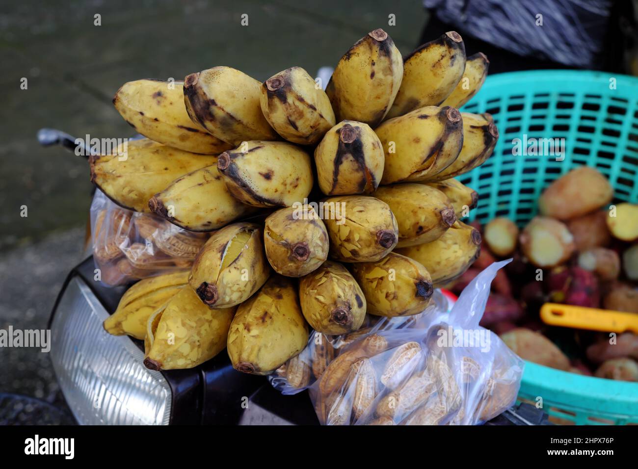 Magasin d'alimentation mobile sur moto pour vendre la banane bouillie,  patate douce, arachide, panier de transport de moto sur le trottoir, petit  déjeuner simple et bon marché Photo Stock - Alamy