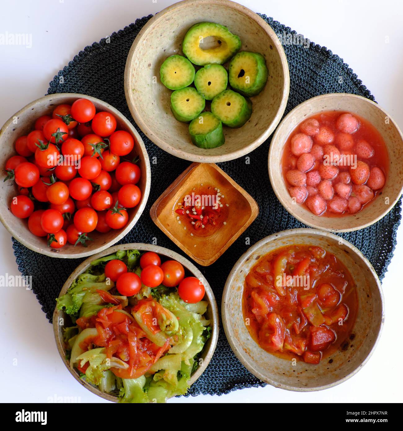 Aliments sains vietnamiens avec ingrédients végétaliens dans le vert, rouge, mélange de salade avec sauce tomate, fraise, avocat, nutrition manger pour le détox, menu de régime i Banque D'Images