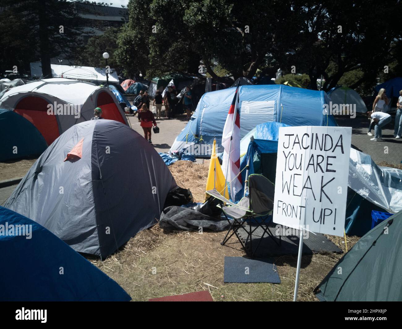 Un signe politique dirigé vers le Premier ministre Jacinda Ardern au sujet du vaccin contre le covid demande une manifestation sur les lieux du Parlement à Wellington, en Nouvelle-Zélande Banque D'Images