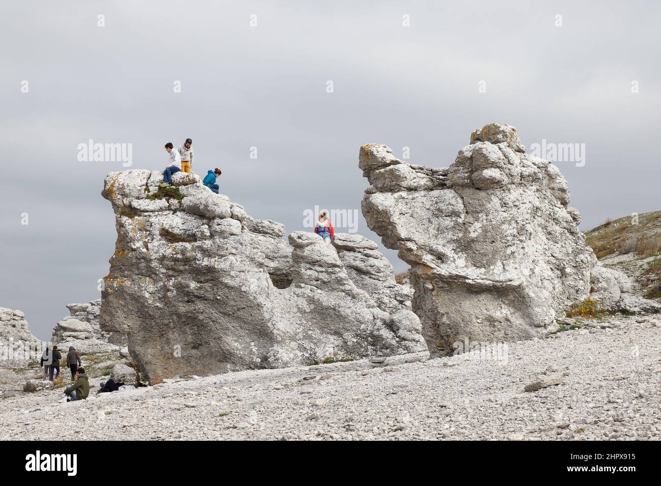Faro, Suède - 3 octobre 2020 : un groupe de trois personnes visitant la région des piles de la mer de Langhammar. Banque D'Images