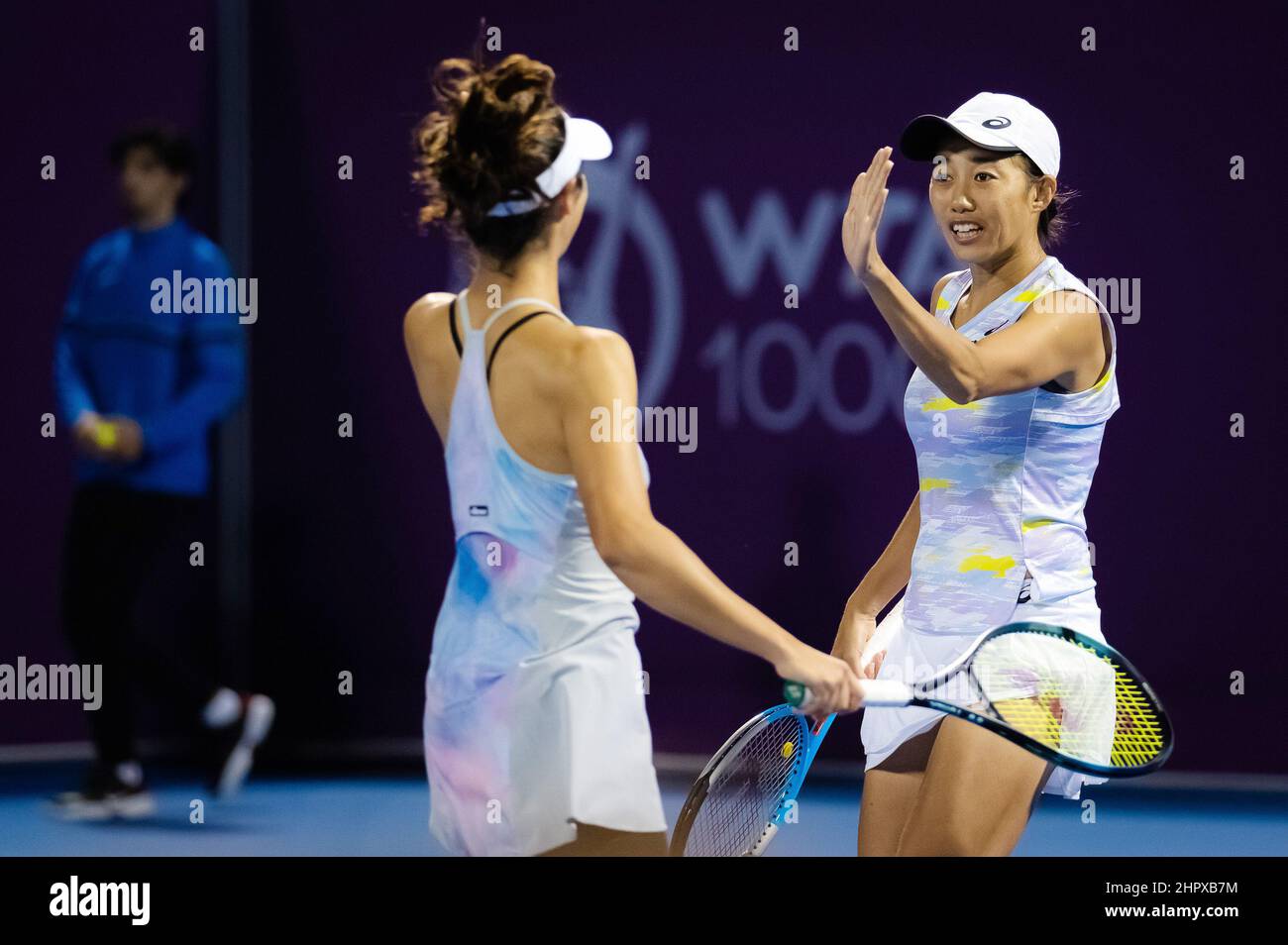 Doha, Qatar - 23 février 2022, Ena Shibahara du Japon et Shuai Zhang de Chine en action pendant le quart de finale double de l'Open de Qatar TotalEnergies, tournoi de tennis WTA 1000 du 23 février 2022 2022 au complexe de tennis et de squash de Khalifa à Doha, Qatar - photo : Rob Prange/DPPI/LiveMedia Banque D'Images