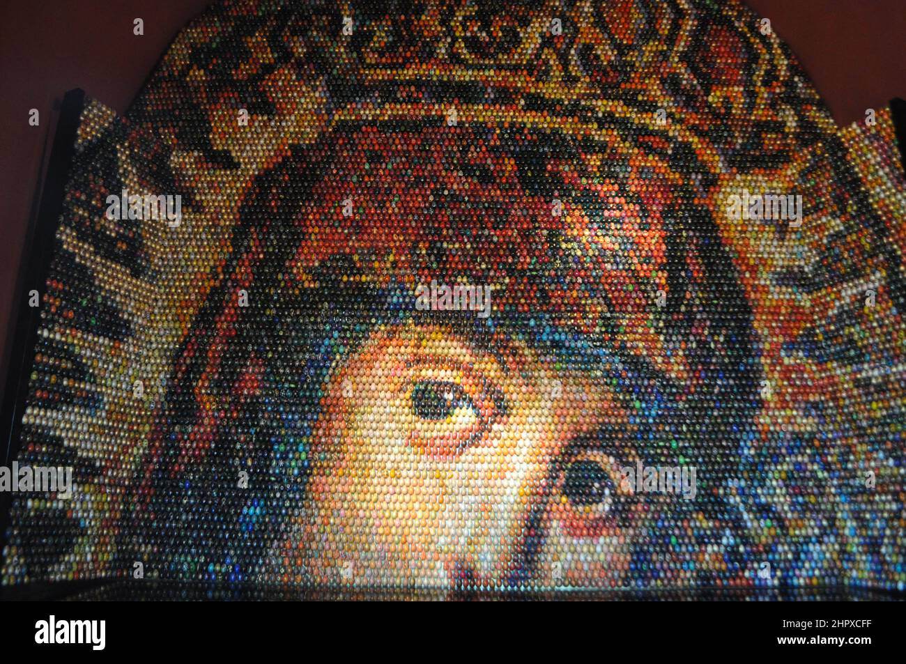 L'œuvre en mosaïque de l'artiste ukrainien Oksana Mas représentant la Vierge Marie sur un mur de la cathédrale Sainte-Sophie comprend 15 000 œufs en bois peints. Banque D'Images