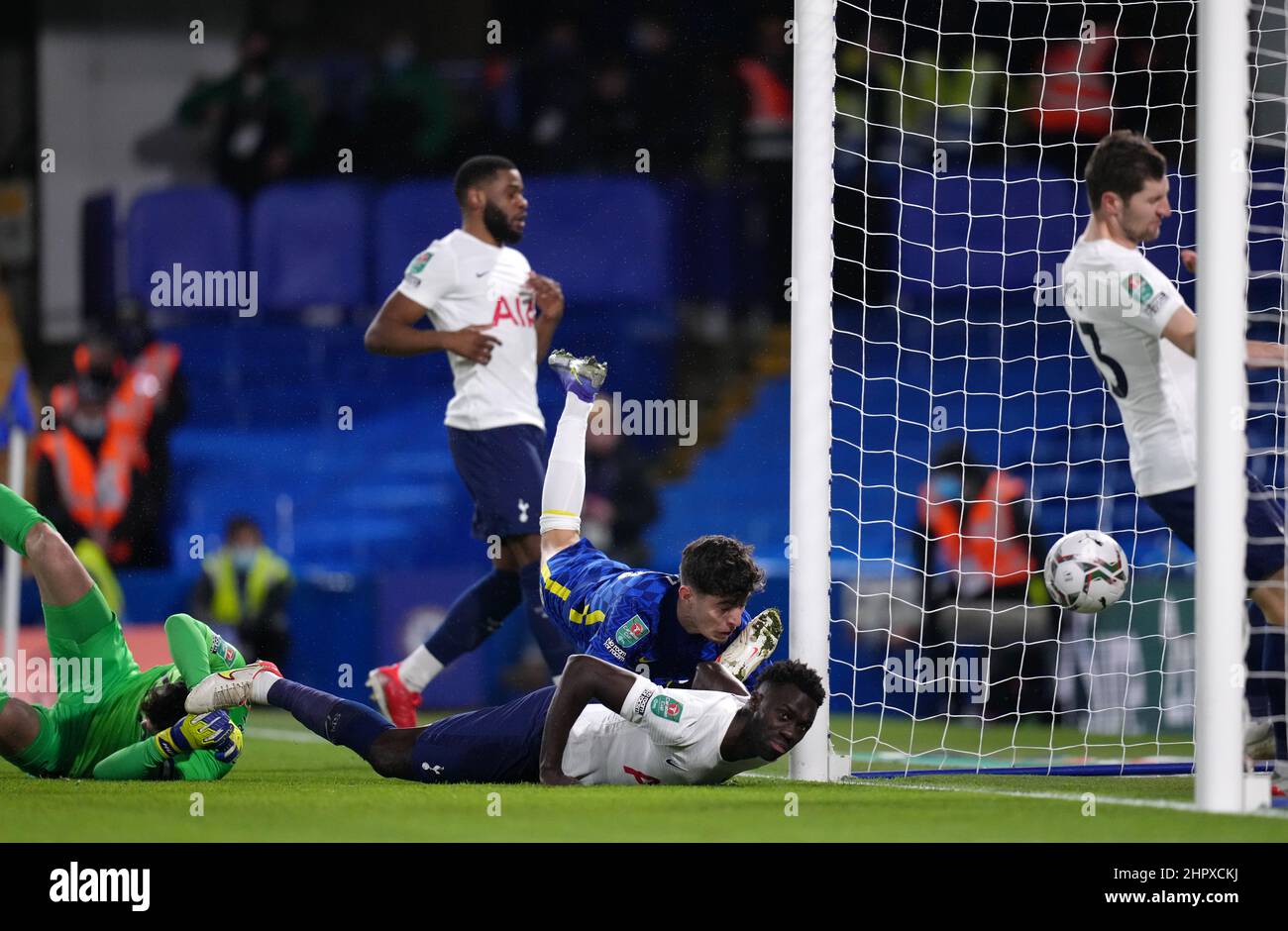 Photo du dossier datée du 5-01-2022 de Kai Havertz (au centre) de Chelsea marque le premier but du match de la demi-finale de la première jambe de la coupe Carabao. Les premiers efforts de Havertz ont permis à Chelsea de prendre le contrôle d’un Tottenham surclassé, qui a été lui aussi lié par un but de Ben Davies. Les Bleus étaient déterminés à prendre l'initiative dans la jambe d'origine et ainsi il a prouvé, avec la feuille propre seulement de renforcer leur domination. Antonio Conte a coupé une figure discrète sur la ligne de touche en endurtant un retour malheureux à son ancien cluby scellé la victoire. Date d'émission : jeudi 24 février 2022. Banque D'Images