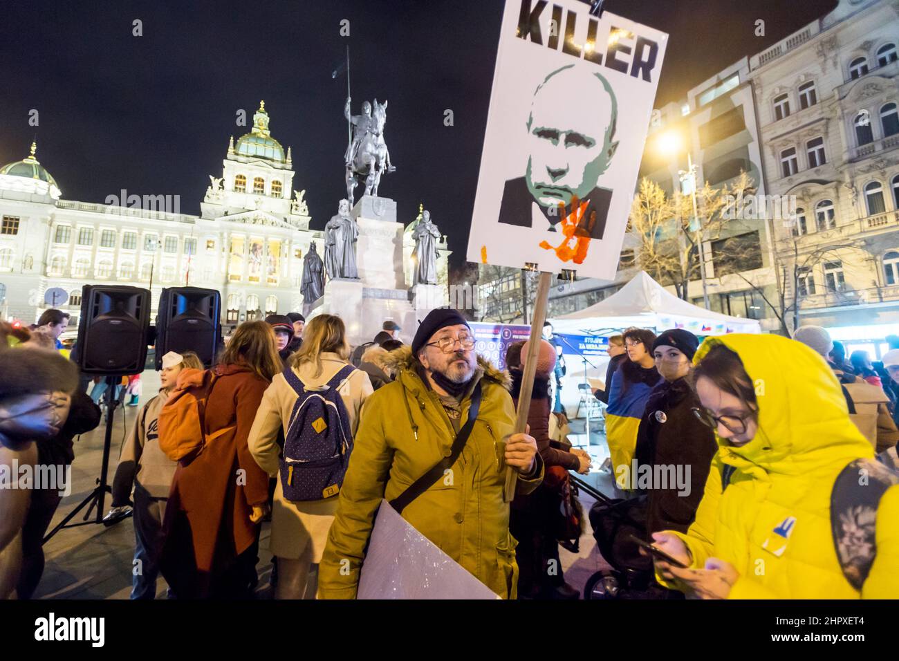 Manifestant sur la place Venceslas à Prague, le 22 février 2022, à la veille de l'invasion de l'Ukraine par la russie Banque D'Images