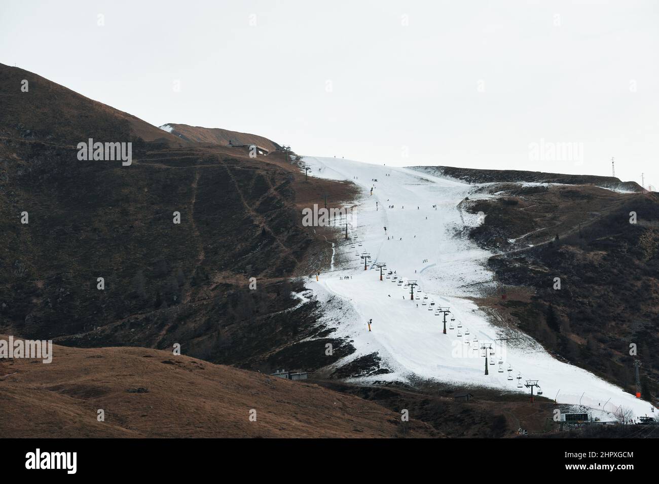 Piste de ski avec seulement de la neige artificielle en hiver sec Banque D'Images