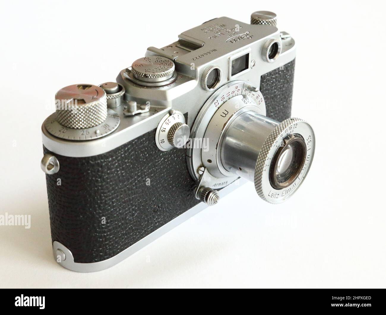 Un classique allemand Leica IIIf avec un objectif Elmar 5cm, un appareil photo idéal pour le photojournalisme Banque D'Images