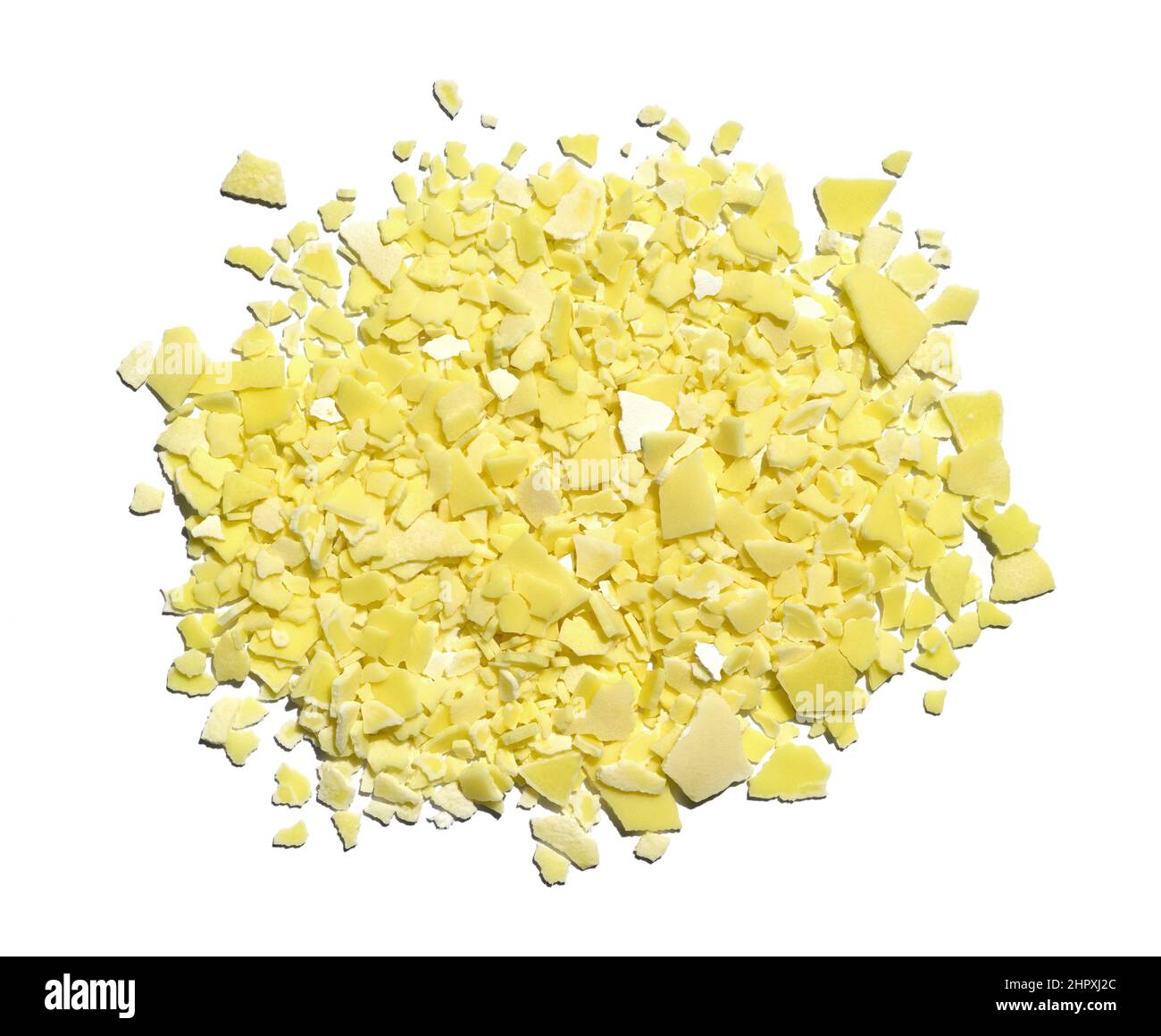 Gros plan sur l'ingrédient chimique de la table de laboratoire (vue de dessus).Flocons de sulfure de sodium, aspect jaune en raison de la présence de polysulfures. Banque D'Images