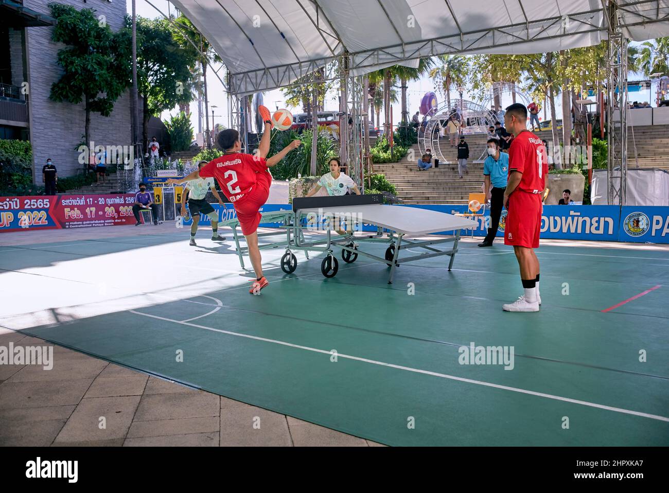 Joueurs de Teqball, Thaïlande, Asie du Sud-est. Le Teqball est un sport de  ballon joué sur une table incurvée, combinant des caractéristiques du  football et du tennis de table Photo Stock -
