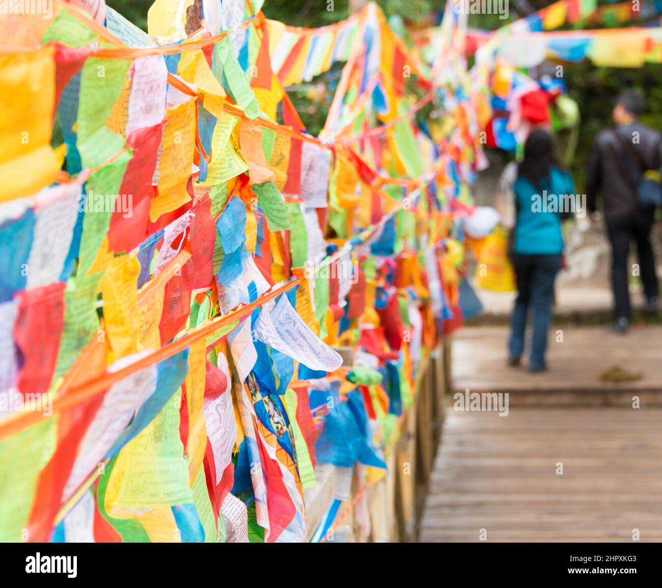 SICHUAN, CHINE - drapeau de prière à la réserve naturelle de Yading. Un paysage célèbre à Daocheng, Sichuan, Chine. Banque D'Images