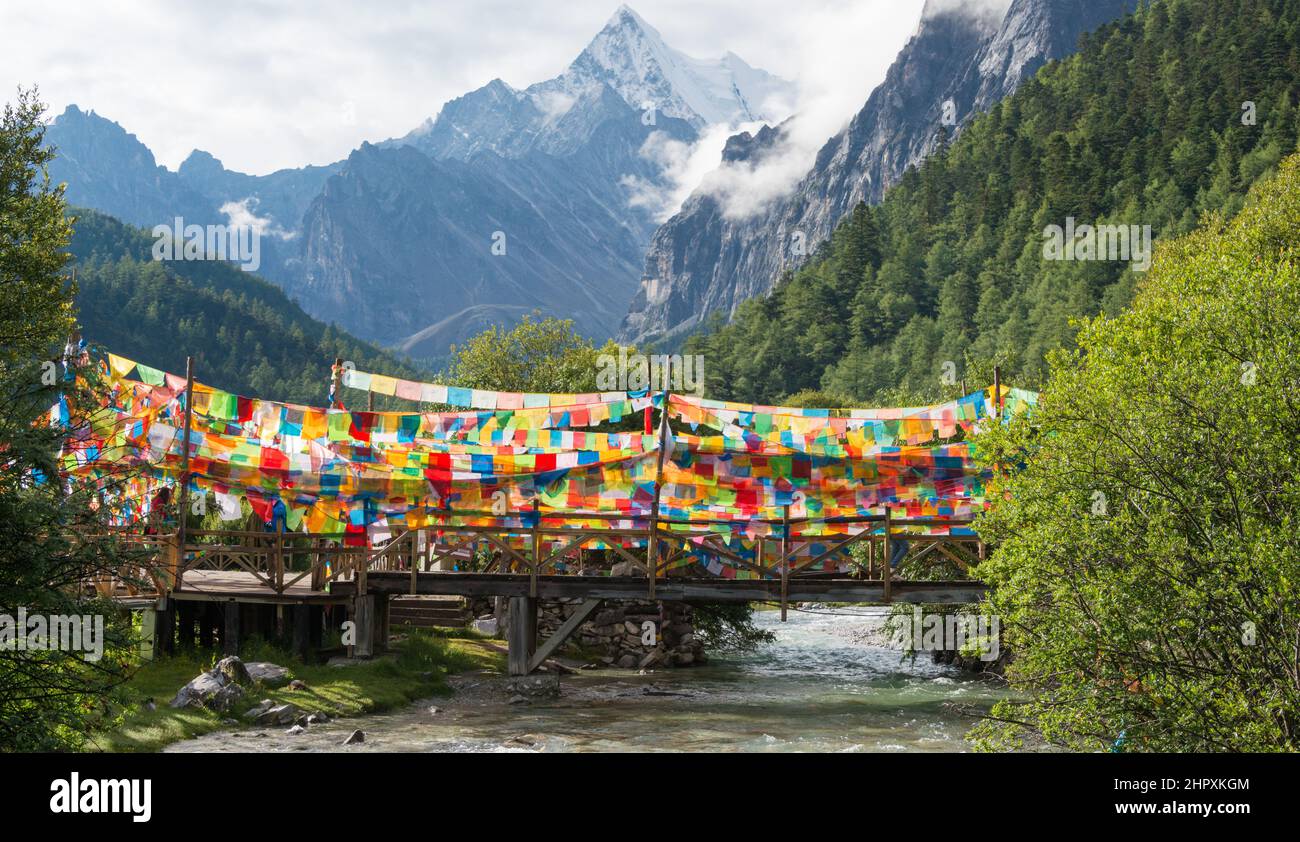 SICHUAN, CHINE - drapeau de prière à la réserve naturelle de Yading. Un paysage célèbre à Daocheng, Sichuan, Chine. Banque D'Images