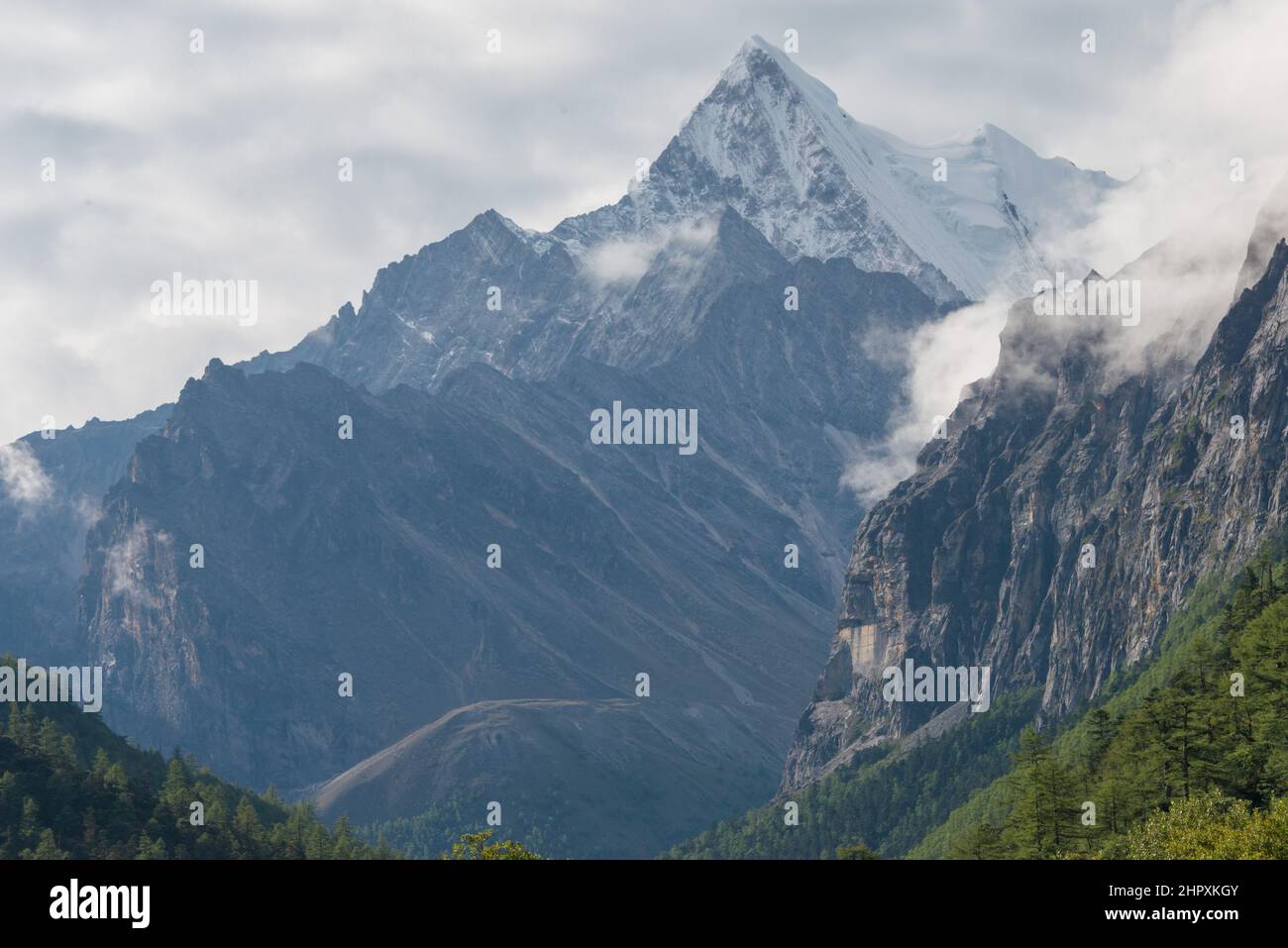 SICHUAN, CHINE - Réserve naturelle de Yading. Un paysage célèbre à Daocheng, Sichuan, Chine. Banque D'Images
