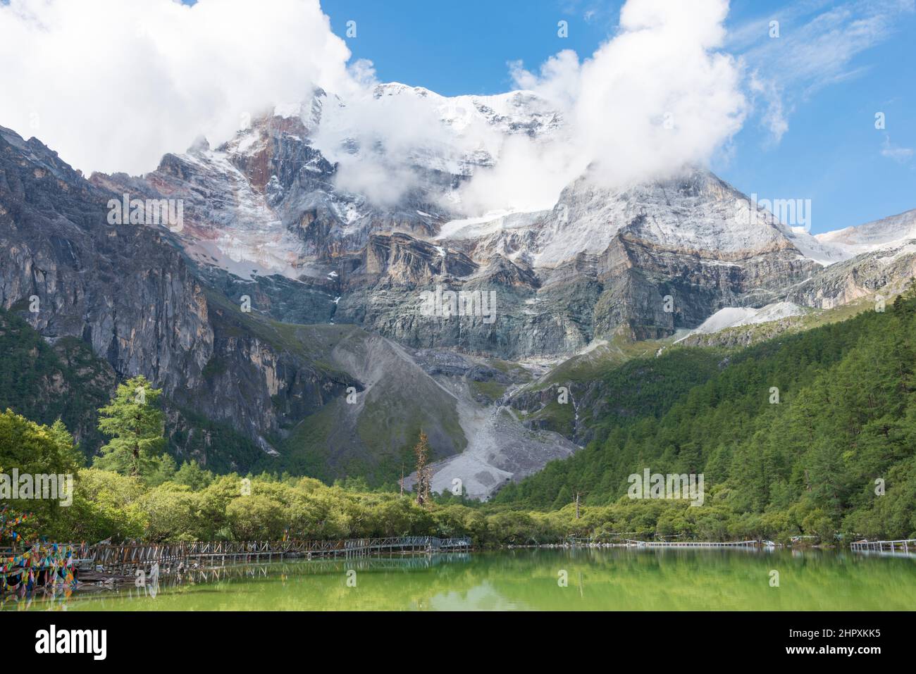 SICHUAN, CHINE - Réserve naturelle de Yading. Un paysage célèbre à Daocheng, Sichuan, Chine. Banque D'Images
