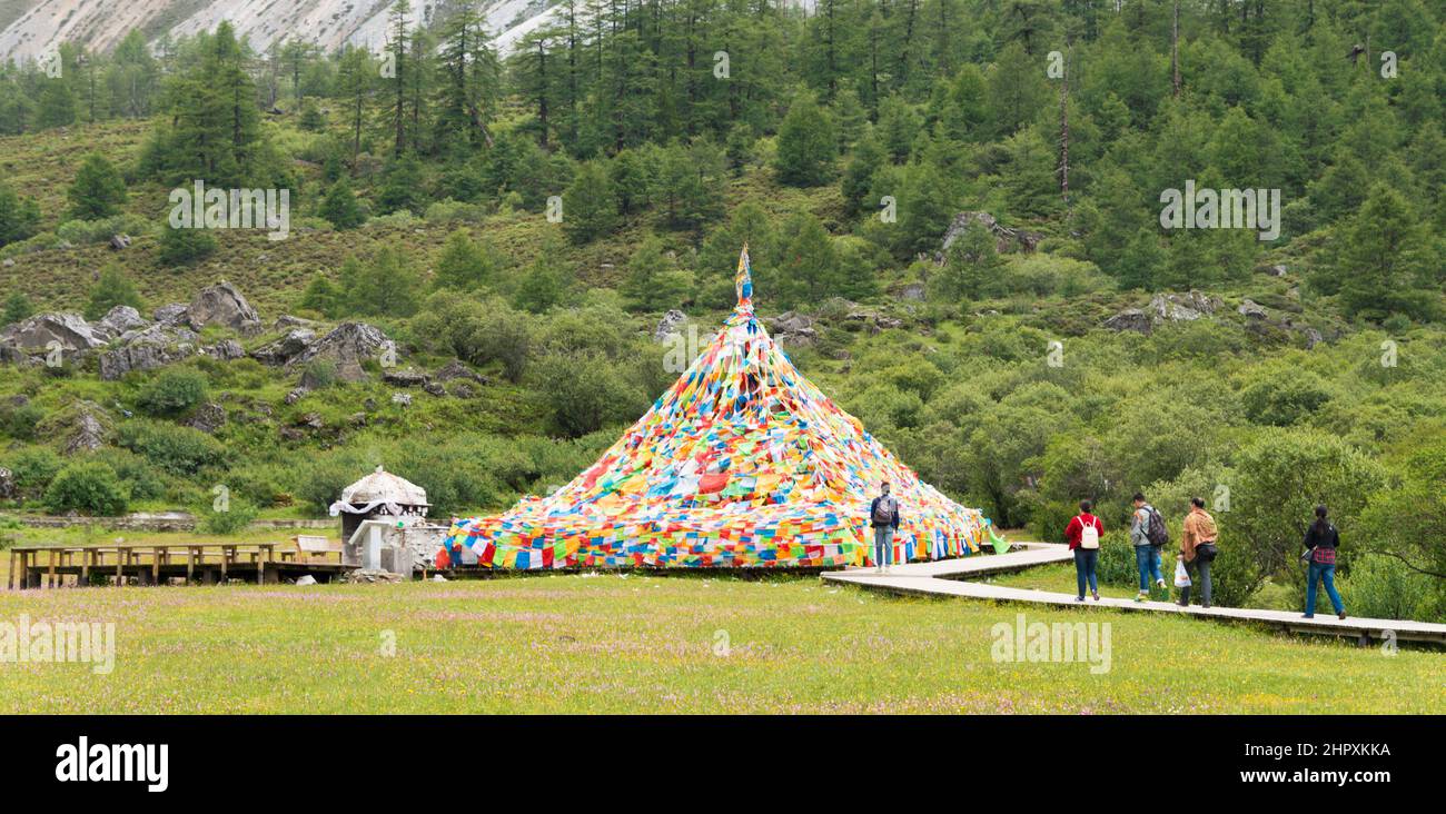 SICHUAN, CHINE - drapeau de prière à la réserve naturelle de Yading. Un paysage célèbre à Daocheng, Sichuan, Chine. Banque D'Images