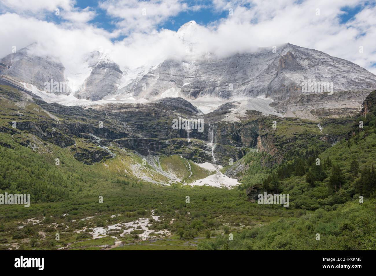 SICHUAN, CHINE - Réserve naturelle de Yading. Un paysage célèbre à Daocheng, Sichuan, Chine. Banque D'Images
