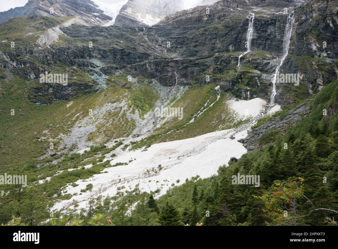 SICHUAN, CHINE - chute d'eau à la réserve naturelle de Yading. Un paysage célèbre à Daocheng, Sichuan, Chine. Banque D'Images