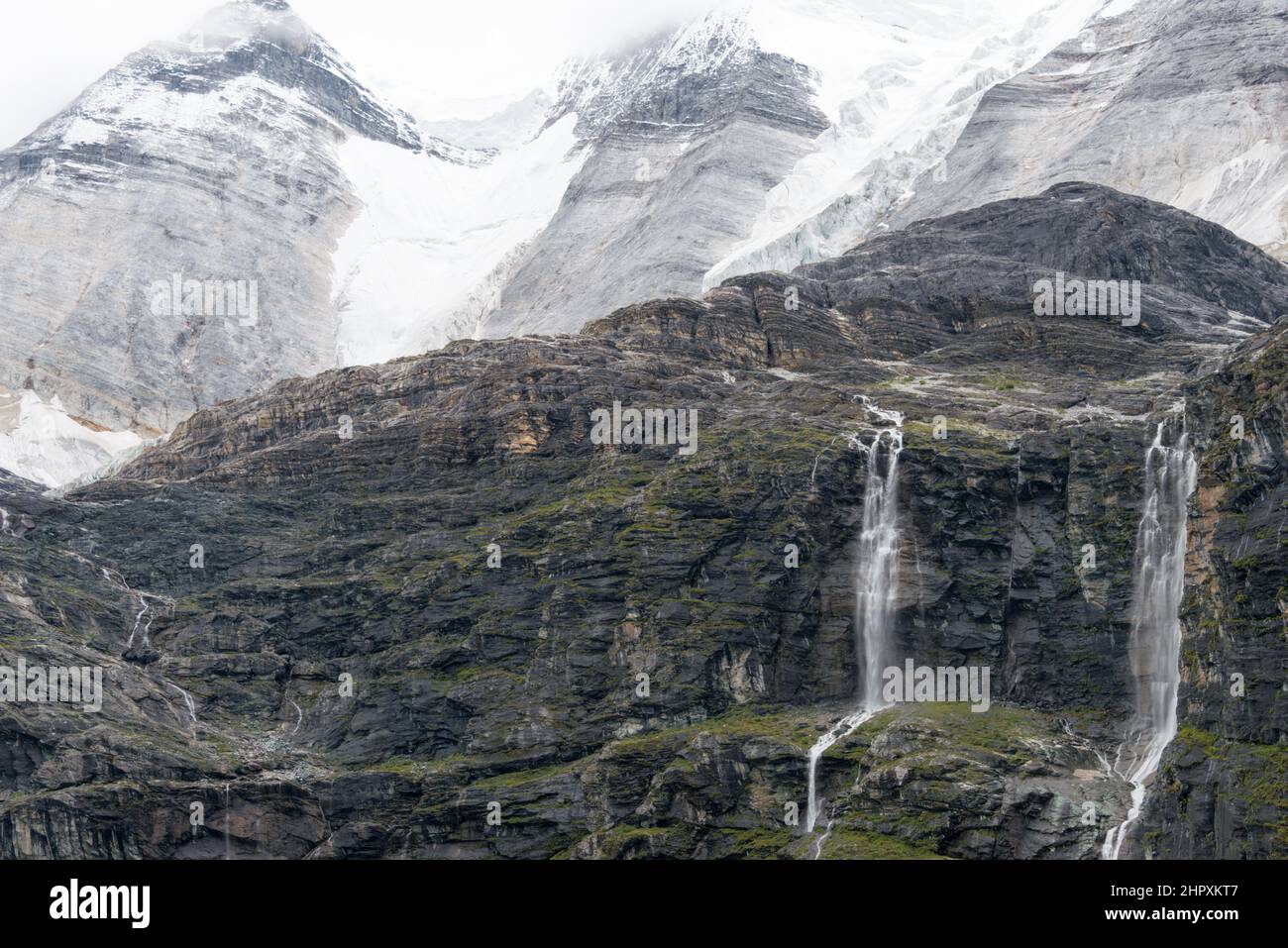 SICHUAN, CHINE - chute d'eau à la réserve naturelle de Yading. Un paysage célèbre à Daocheng, Sichuan, Chine. Banque D'Images