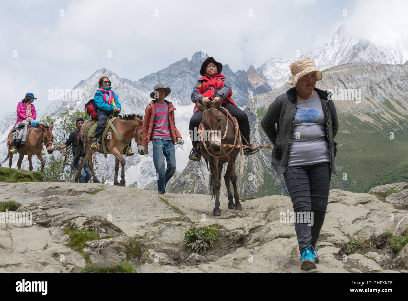 SICHUAN, CHINE - Caravane spéciale à la réserve naturelle de Yading. Un paysage célèbre à Daocheng, Sichuan, Chine. Banque D'Images