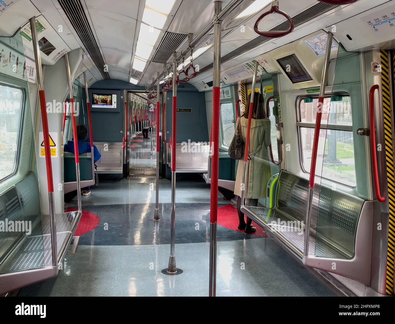 Hong Kong, Hong Kong, Chine. 24th févr. 2022. Un train sur la ligne de train MTR (Mass transport Railway) East Rail de Hong Kong, est presque vide de navetteurs alors que les cas Covid-19 montent dans la ville. Avec des cas d'infection à plus de 7000 par jour, les travailleurs travaillent à domicile lorsque cela est possible, tandis que de nombreux magasins de détail sont fermés pour un nettoyage en profondeur en raison de la présence de clients positifs Covid-19. (Image de crédit : © Jayne Russell/ZUMA Press Wire) Banque D'Images