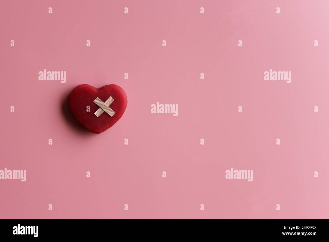 Soins de santé, assurance médicale et concept de journée mondiale du coeur avec coeur rouge et bandage. Copier l'espace. Banque D'Images