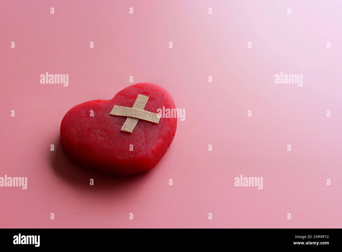 Soins de santé, assurance médicale et concept de journée mondiale du coeur avec coeur rouge et bandage. Copier l'espace. Banque D'Images