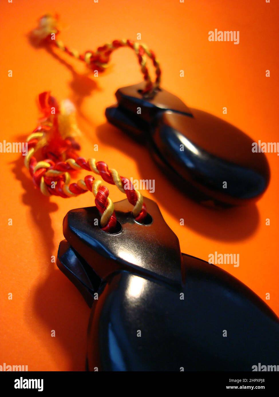 Castanets espagnols sur fond orange Banque D'Images