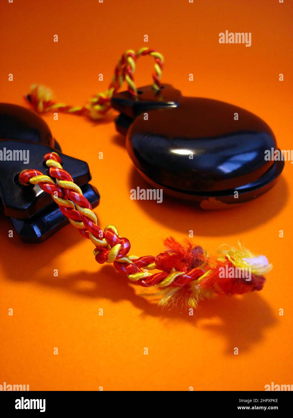 Castanets espagnols sur fond orange Banque D'Images