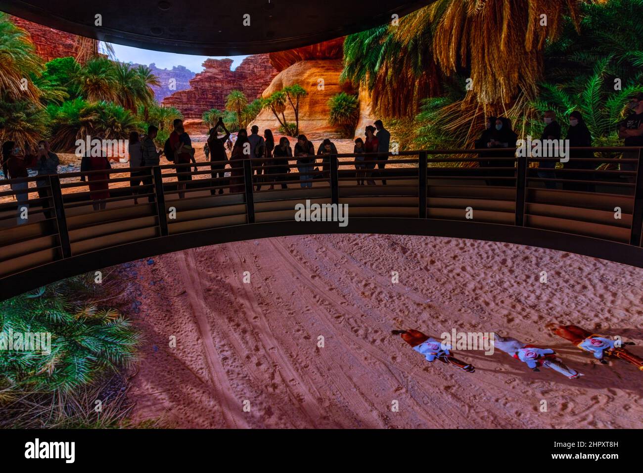 Visiteurs à l'intérieur de l'impressionnant pavillon de l'Arabie Saoudite dans le quartier Opportunity à l'EXPO 2020 de Dubaï aux Émirats arabes Unis. Banque D'Images