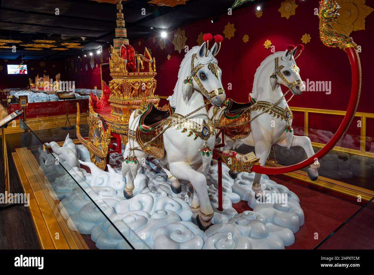 Statue de deux chevaux blancs tirant le char funéraire royal d'or thaïlandais (calèche), exposée à l'intérieur du pavillon de Thaïlande, Dubai Expo 2020, Émirats Arabes Unis Banque D'Images