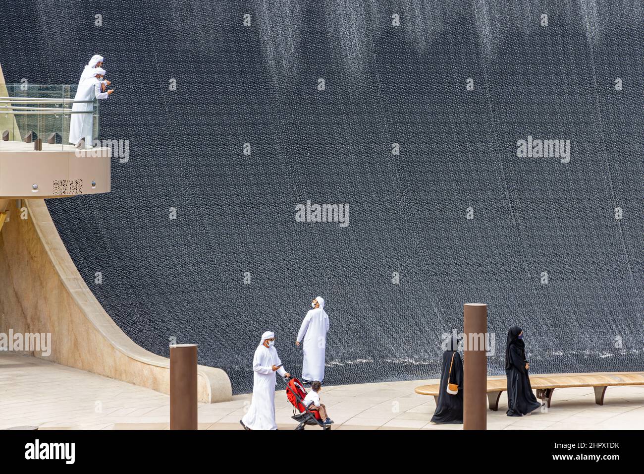 Visiteurs profitant de la magnifique partie de l'eau dans Jubilee Park à Dubai Expo 2020, Émirats arabes Unis. Banque D'Images